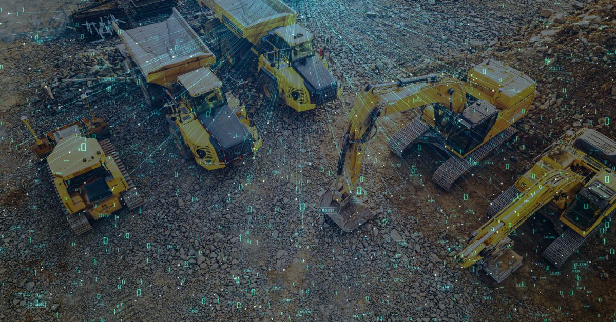 Imagem aérea de uma frente de obra/mineração com caminhões fora de estrada e escavadeiras amarelas alinhadas sobre o solo de pedra, cobertas por uma camada de códigos binários e trilhas digitais que simbolizam sensores conectados e análise de dados em tempo real, representando o uso de Manutenção Preditiva com IoT e IA para monitorar e otimizar o desempenho desses equipamentos pesados.